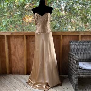 Laundry By Shelli Segal 100% Silk Gold Strapless Formal Size 8. NEW